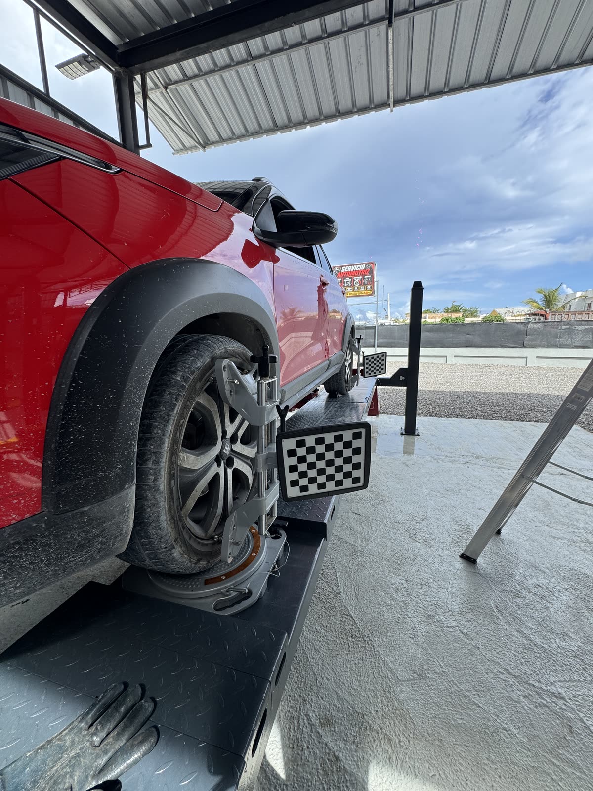 Placa de alineación montada en la rueda de un carro rojo